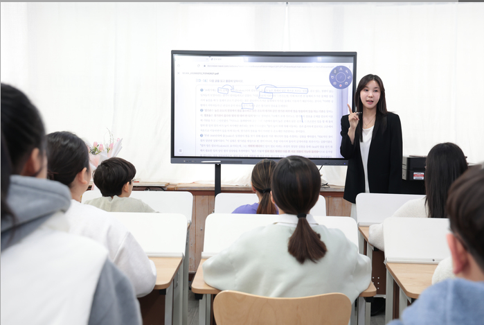 이경아 대표가 학생들과 함께 수업을 진행하는 모습