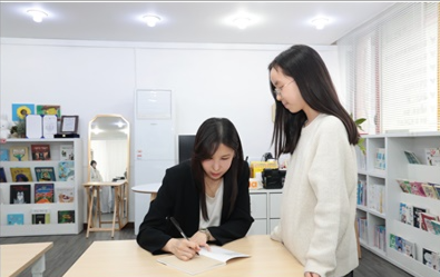 이경아 대표가 학생과 함께 수업을 진행하는 모습