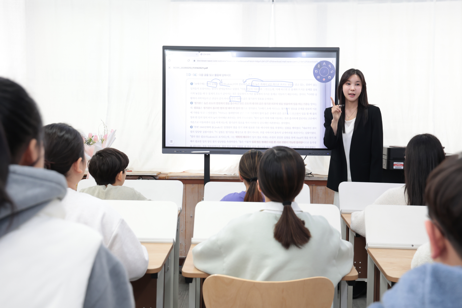 이경아 대표가 전자칠판 앞에서 학생들에게 수업을 설명하는 모습